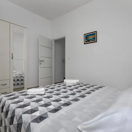 Petar With Terrace, 3min Walk To The Apartment *