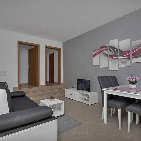 Apartment Petar With Terrace, 3min Walk To The Makarska
