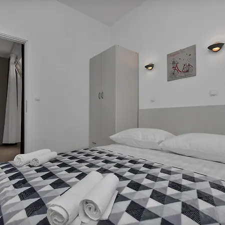 Petar With Terrace, 3min Walk To The Apartment