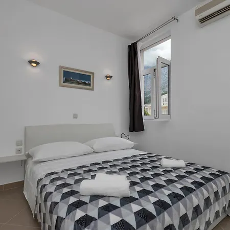 Apartment Petar With Terrace, 3min Walk To The Makarska