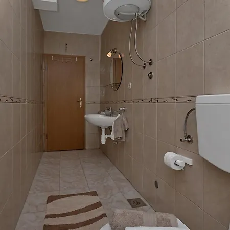 Apartment Petar With Terrace, 3min Walk To The Makarska