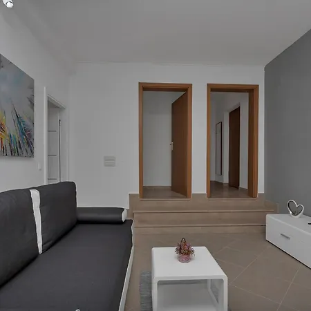 Petar With Terrace, 3min Walk To The Apartment
