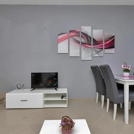 Apartment Petar With Terrace, 3min Walk To The Makarska